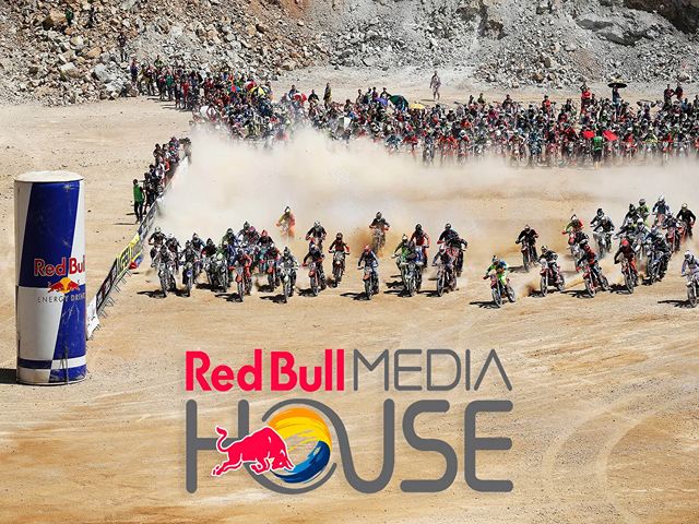 تبلیغات ردبول مدیا هاوس با حضور انبوه موتورسواران در پیست خاکی
