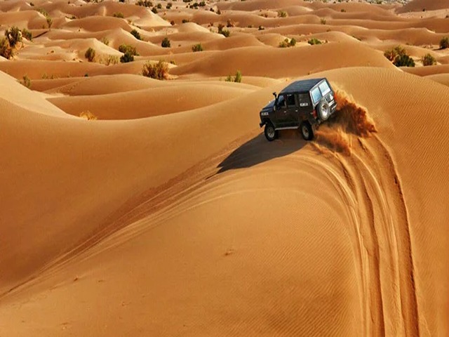 خوردوی آفرود در جاده ای بیابانی کویر مصر