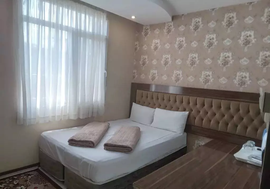اتاق مسافرخانه هرمس مشهد
